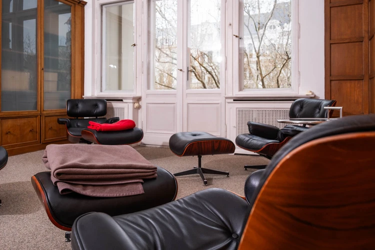 gro&szlig;e schwarze Ledersessel laden zum entspannen ein